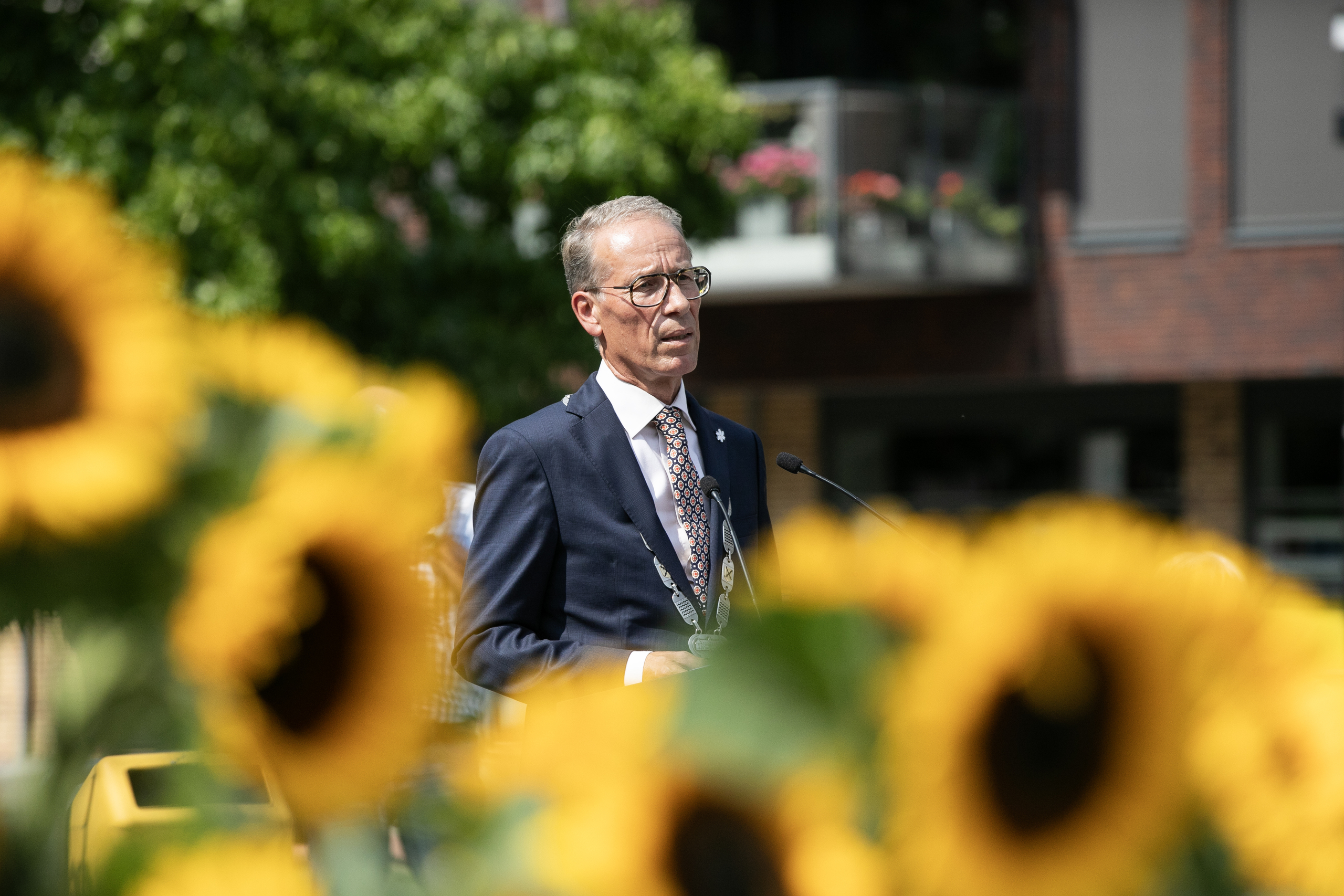 Burgemeester Jan de Vries spreekt bij de Sliedrechtse 15 augustus herdenking 2025