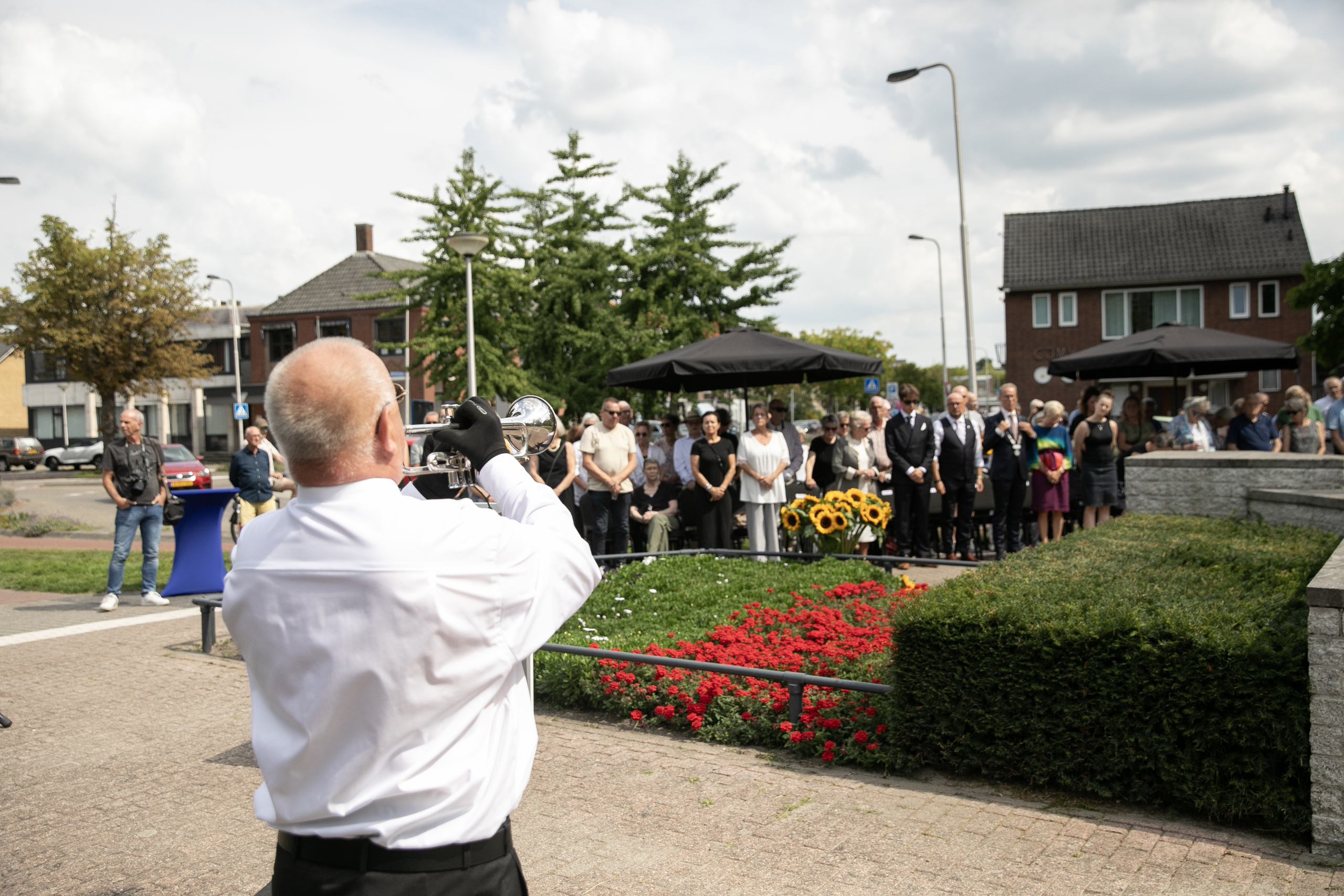 Ed Grootveld blaast de taptoe tijdens de Sliedrechtse 15 augustus herdenking