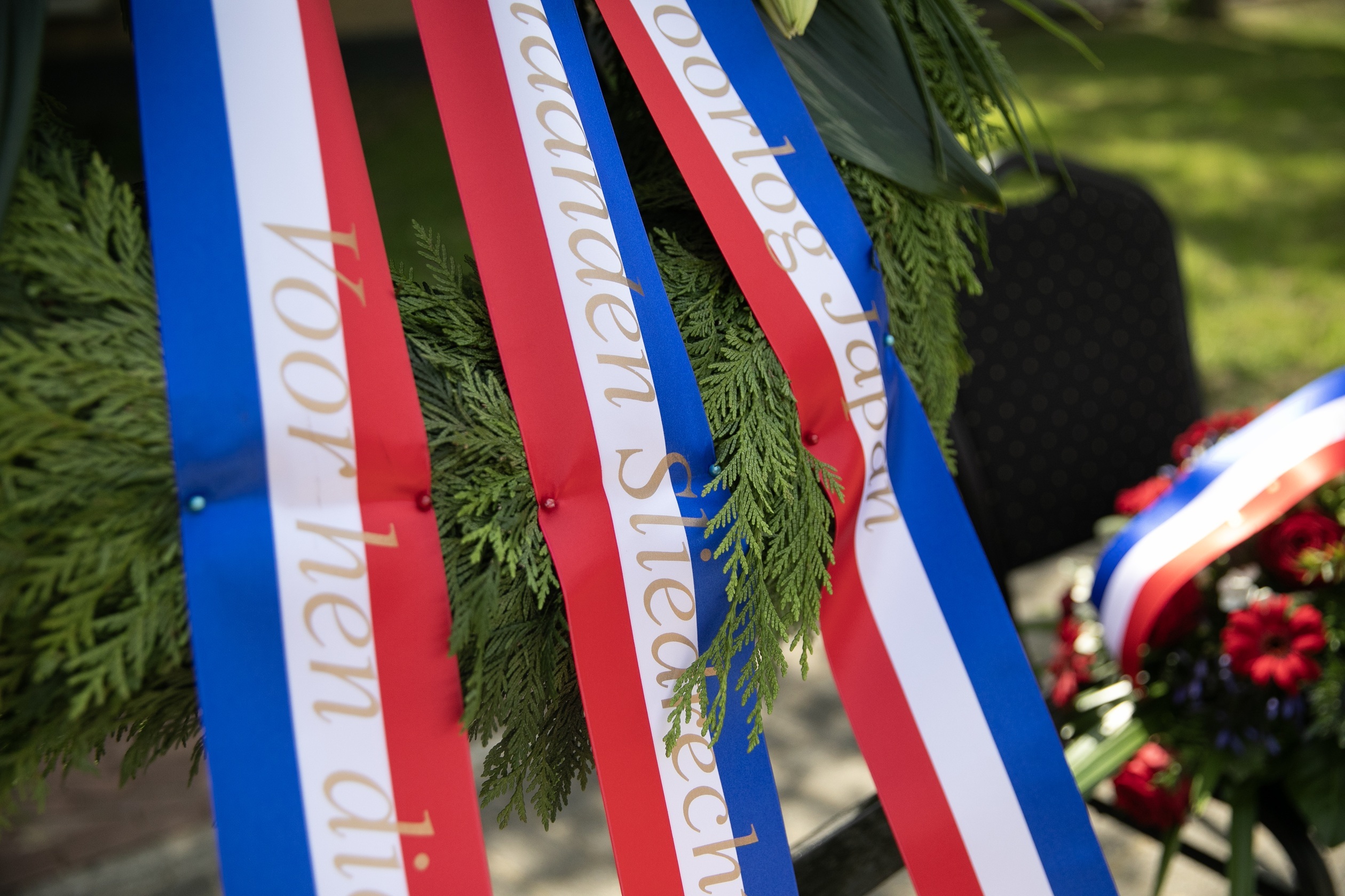 Kransen bij 15 augustus herdenking