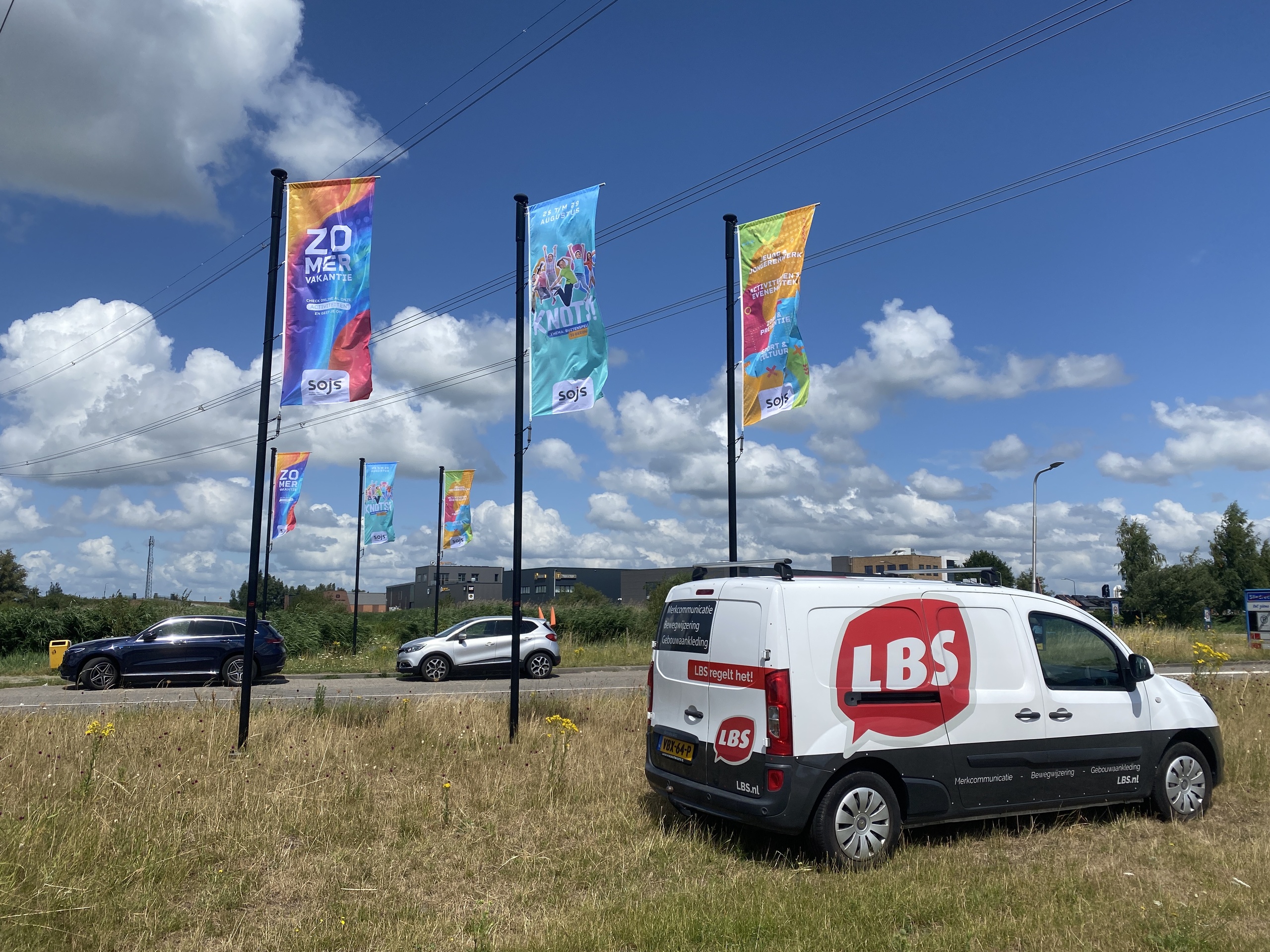 Zomerse vlaggen SOJS hangen in vlaggenparade