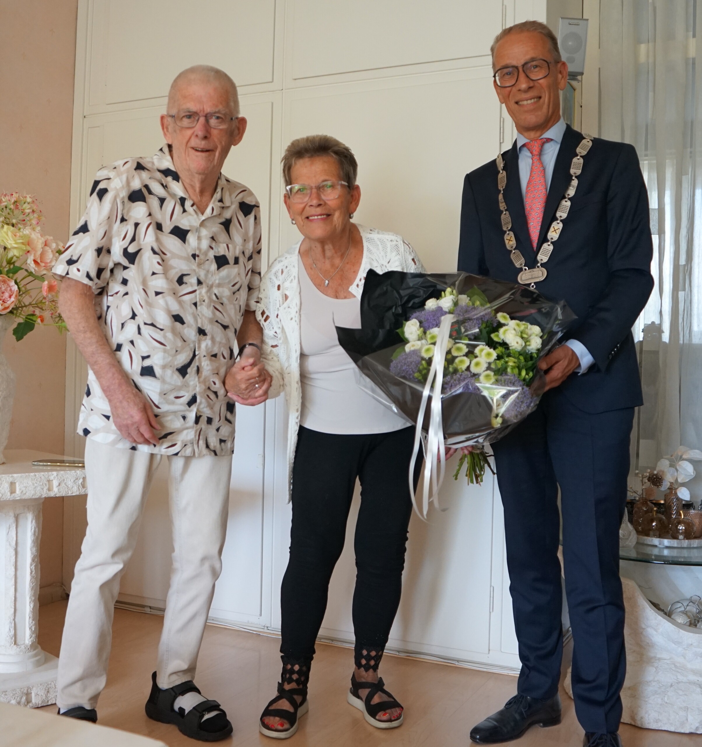 Burgemeester Jan de Vries bezoekt diamanten echtpaar De Groot-Vuik
