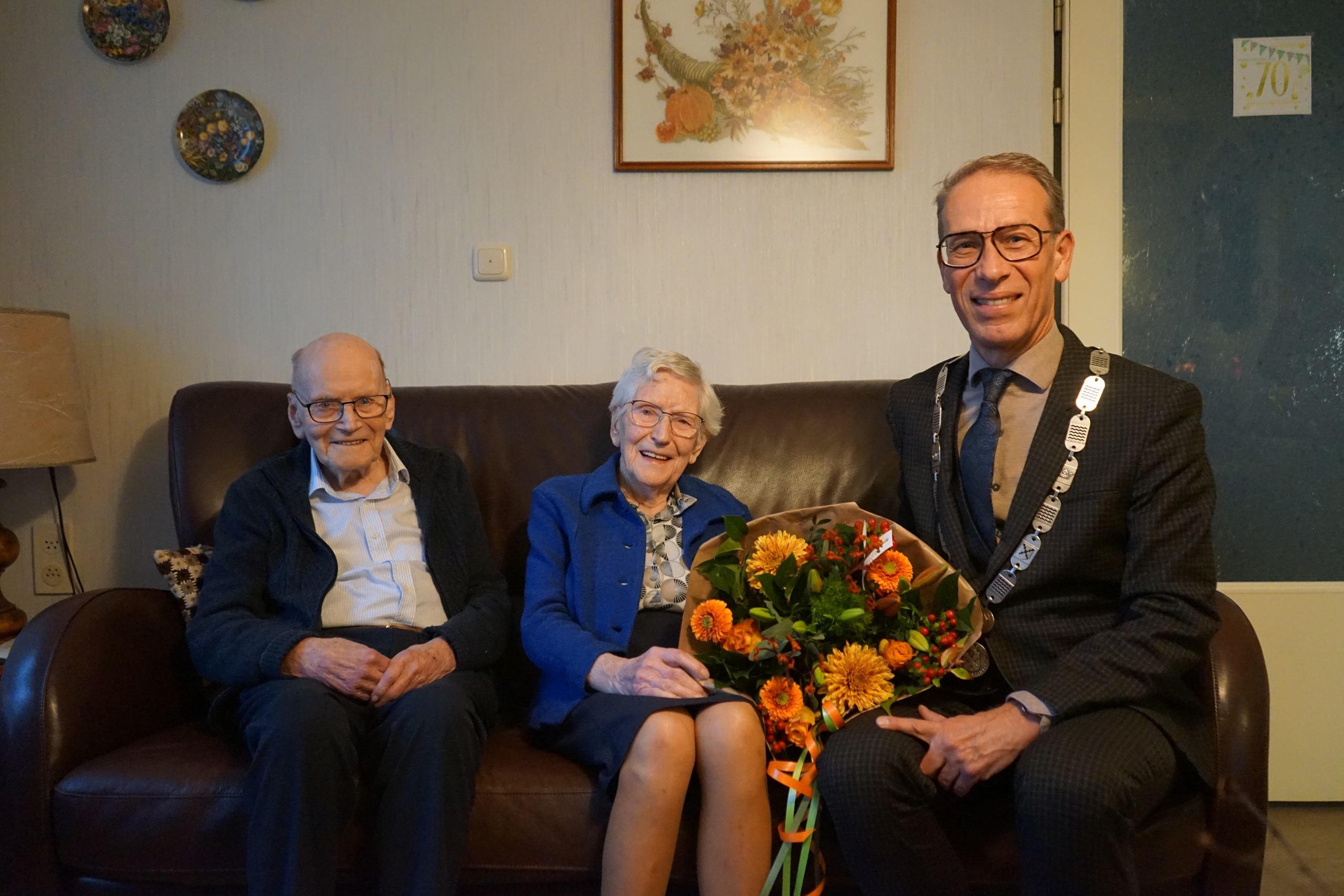 Burgemeester Jan de Vries bezoekt 70-jarig bruidspaar Schouten-Kraaijeveld