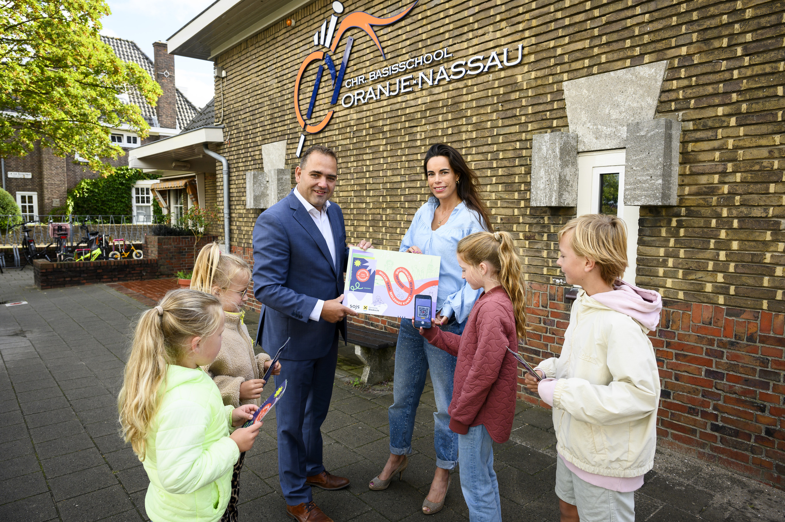 Overhandiging menu cultuureducatieprogramma aan werhouder Cees Paas