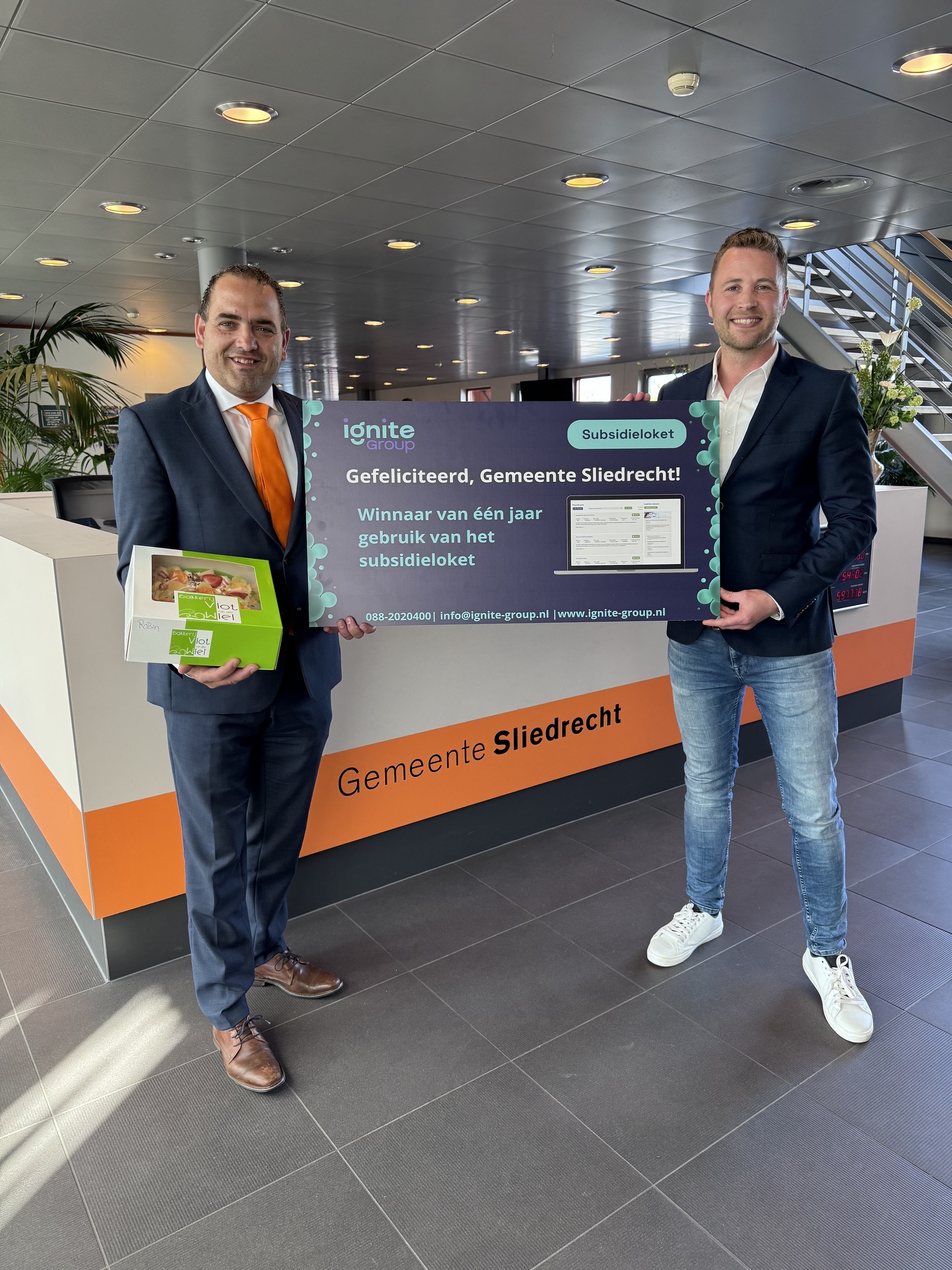 Cees met cheque Subsidieloket